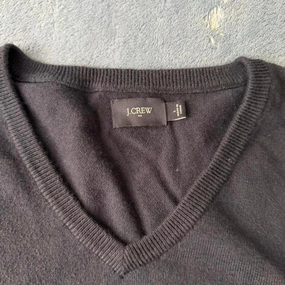 J.Crew blue  v neck sweater men Size M‎